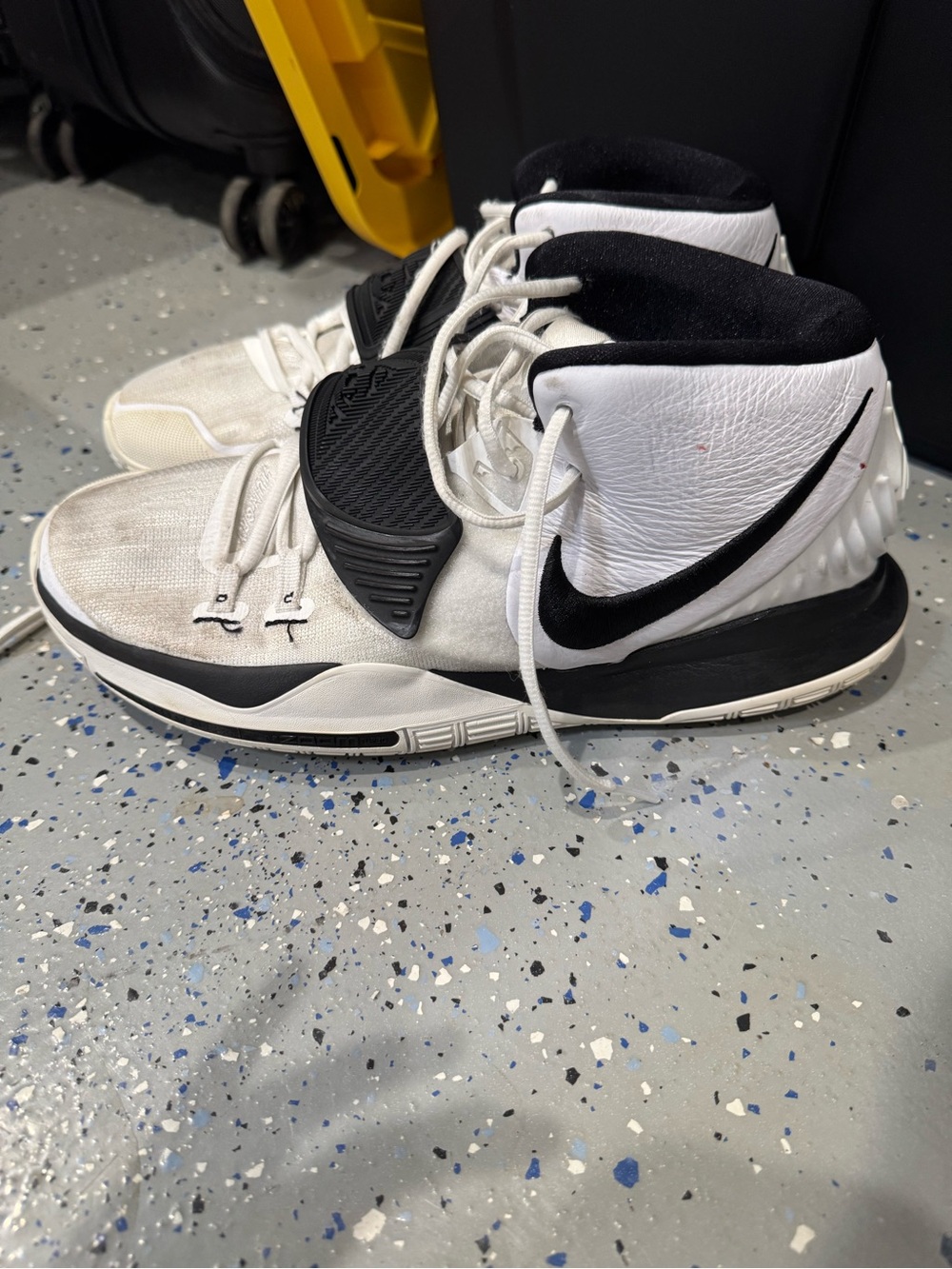 Nike Kyrie Irving Men's White and Black basketball shoes